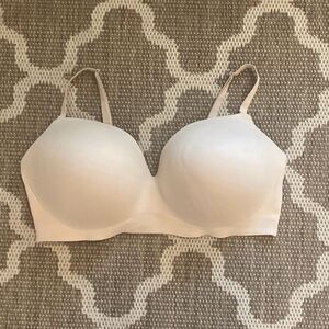 Victoria’s Secret padded no wire bra size 44DDD ￼